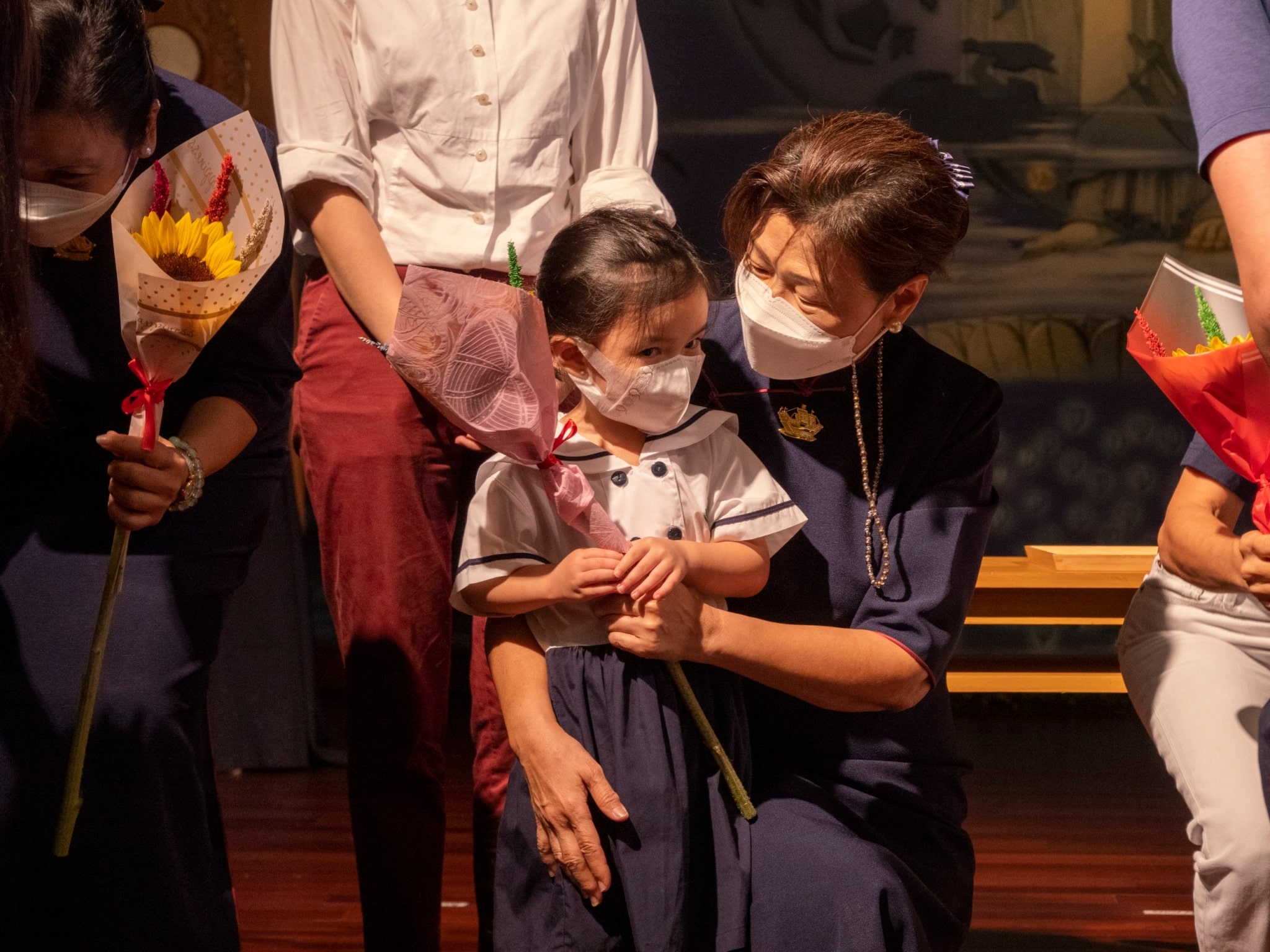 Preschool student gives flowers to her grandmother who is a Tzu Chi volunteer. 【Photo by Matt Serrano】