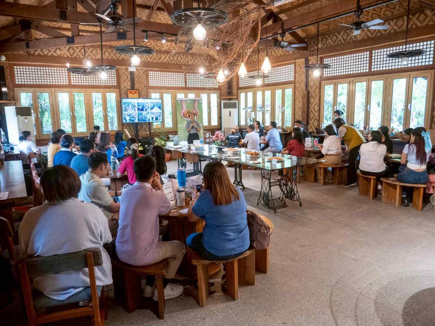 Representatives from schools and non-profit organization participate in Tzu Chi’s June 26 “Veg Up! Pilot Plate Tasting Event” at the café in Buddhist Tzu Chi Campus. 