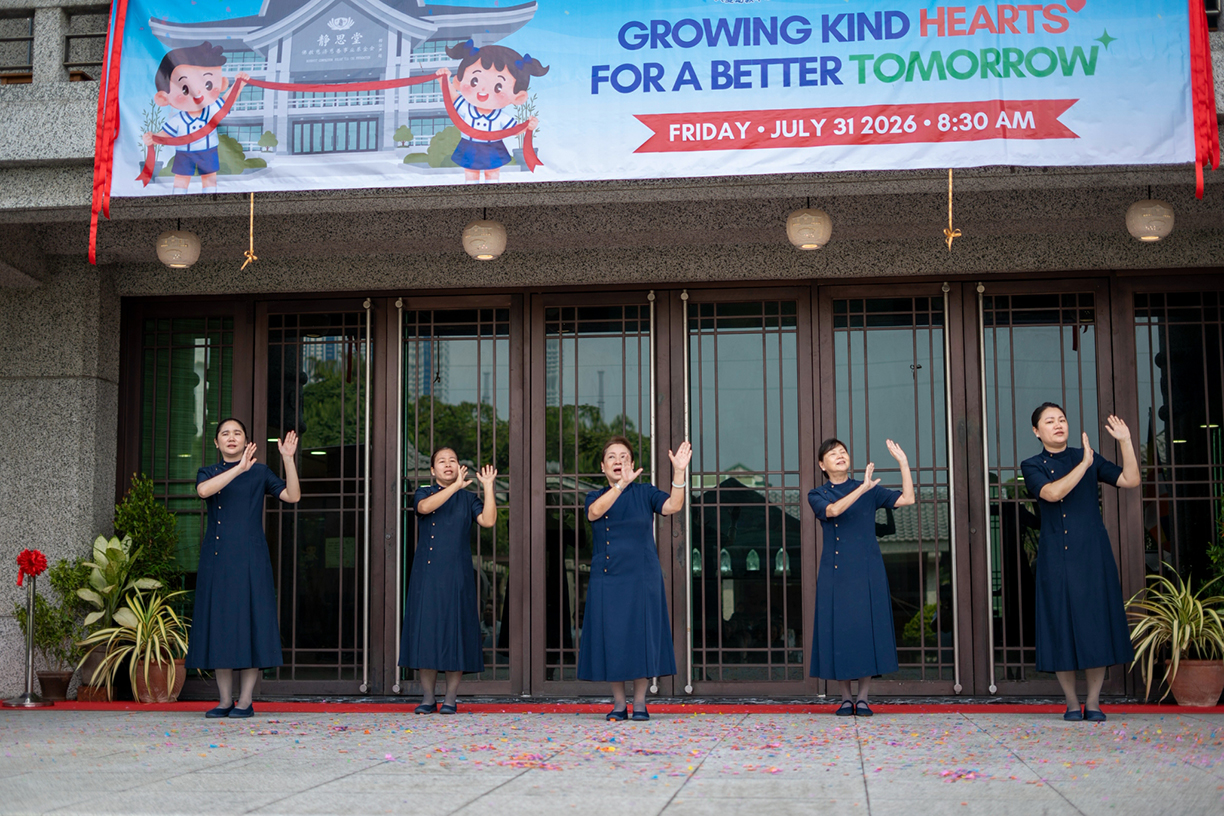A gentle expression of love and grace: Tzu Chi volunteers also offer a sign language performance during the program.