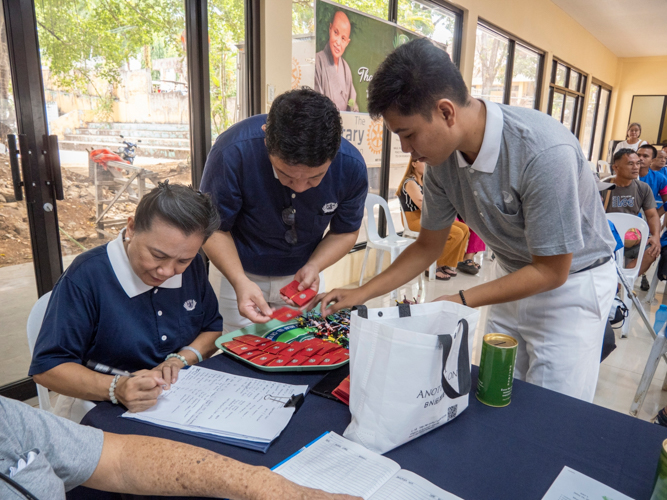 With the opening of the Jaipur Foot Camp in Pagadian City, Tzu Chi volunteers prepared the recipient lists and the gifts for the patients after the prosthesis fitting.