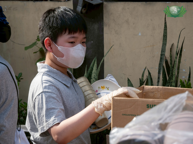 A young Tzu Chi volunteer helps prepare the relief goods for distribution.