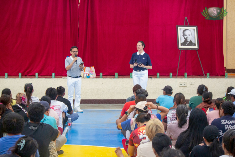 Volunteers Mulric Sarmiento (left) and Joy Gatdula share thoughts on gratitude and selfless giving to Talisay beneficiaries.