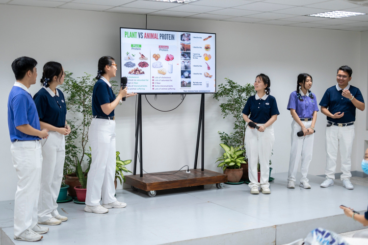 Tzu Chi Youth explain the foundation’s vegetarian practices, as well as its health and environmental impact.