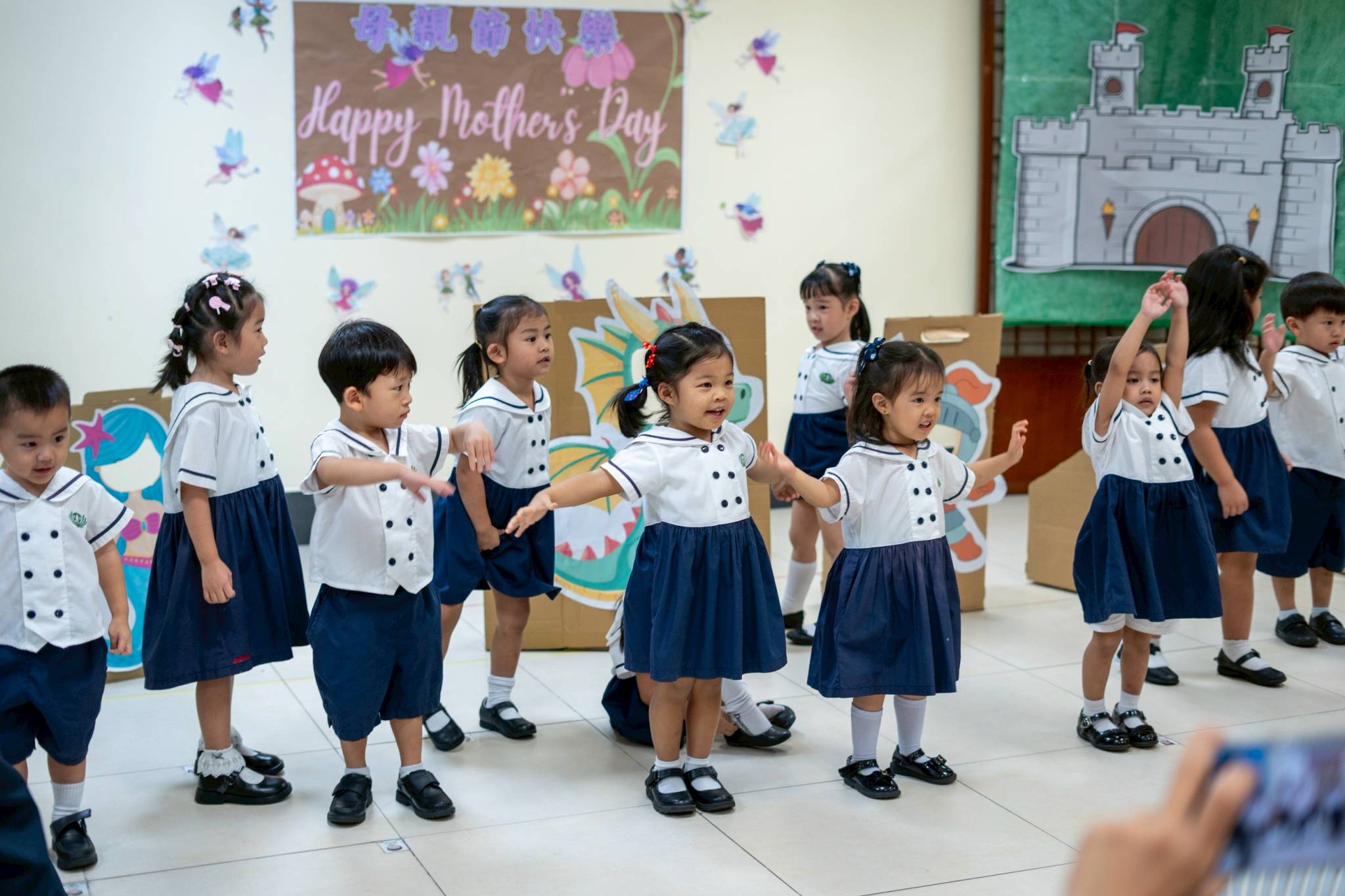 Kids performed a surprise song-and-dance number, “Never Had a Dream Come True,” along with the giving of mirror art gifts. 