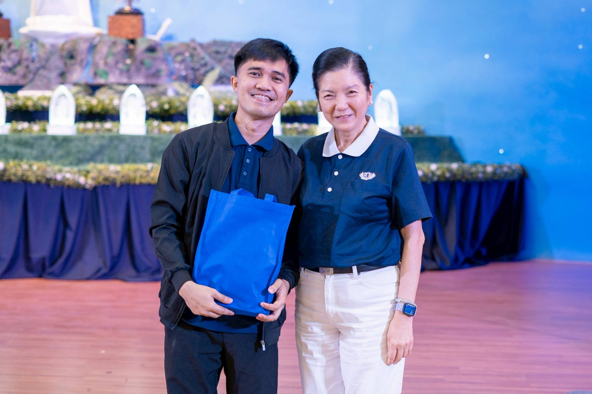 Jaycee Cabiao (left) received a token of appreciation from Tzu Chi Education Committee Head Rosa So after he gave an uplifting success story on his journey from Tzu Chi scholar to thriving seafarer.
