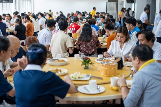 After the event, attendees enjoy a vegetarian lunch prepared by Tzu Chi volunteers.