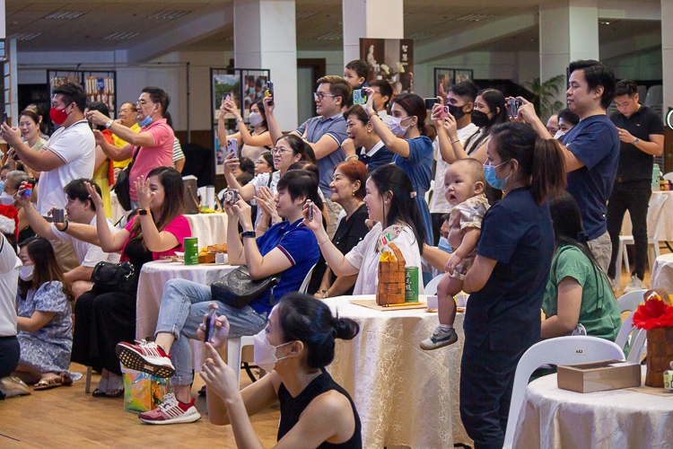 The students’ families proudly watch their lively performances.【Photo by Marella Saldonido】