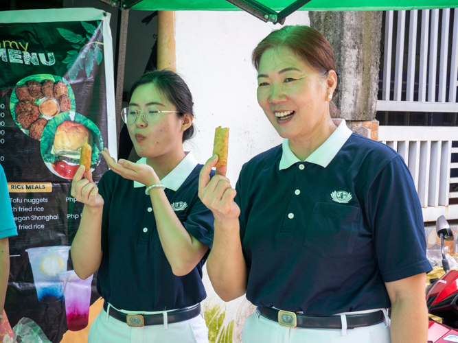 Tzu Chi volunteers enjoy tasting the Vegan Shanghai paired with the signature vinegar dip.