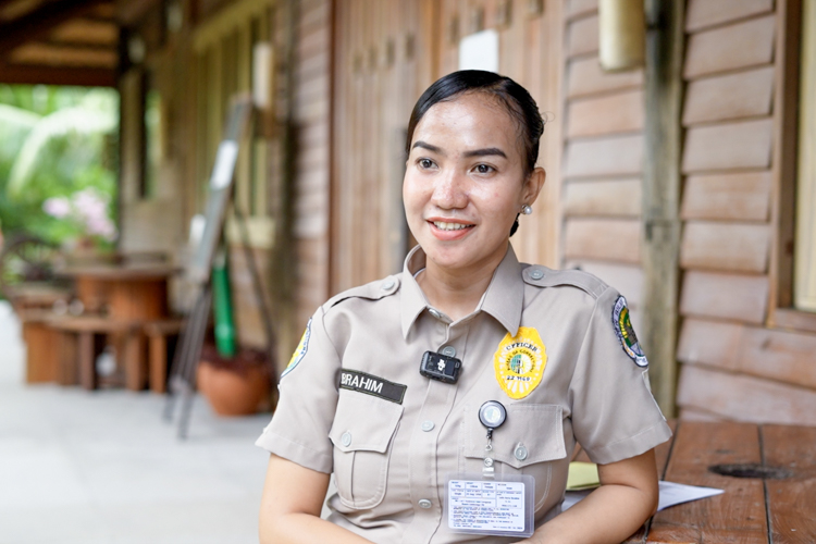 During their visit to Tzu Chi Philippines, CO1 Jindra Aina Ibrahim, current staff of the Work and Livelihood Program at Mandaluyong CIW, expressed her amazement at the foundation’s programs such as scholarships, and medical support. “[I hope you] continue to support the people here,” she said.