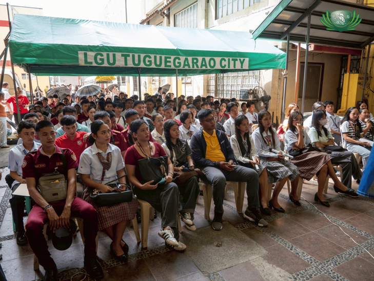 At the Ke Bing School in Tuguegarao City, students wait for Tzu Chi volunteers to start a short program before the distribution of Puregold gift checks.