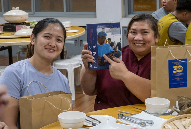 Guests receive a copy of “The Power of Compassion,” a book detailing Tzu Chi Philippines’ milestones in the last five years. 