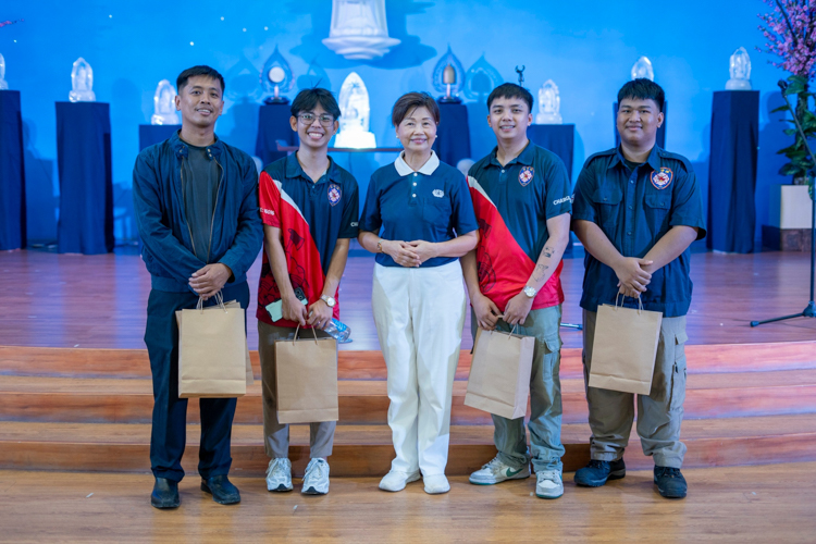 Tzu Chi volunteer Molita Chua (center) presents Humanity class speaker Lyndon Yu (first from left) and Chinatown volunteer firefighters with special gifts after an engaging and informative presentation on disaster and emergency preparedness. 