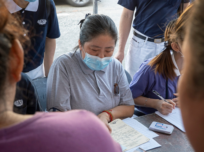 “It feels very fulfilling to participate in this activity because our time is precious and I know that I have made good use of my time by being here,” says Tzu Chi volunteer Goldie Ngo. 【Photo by Matt Serrano】
