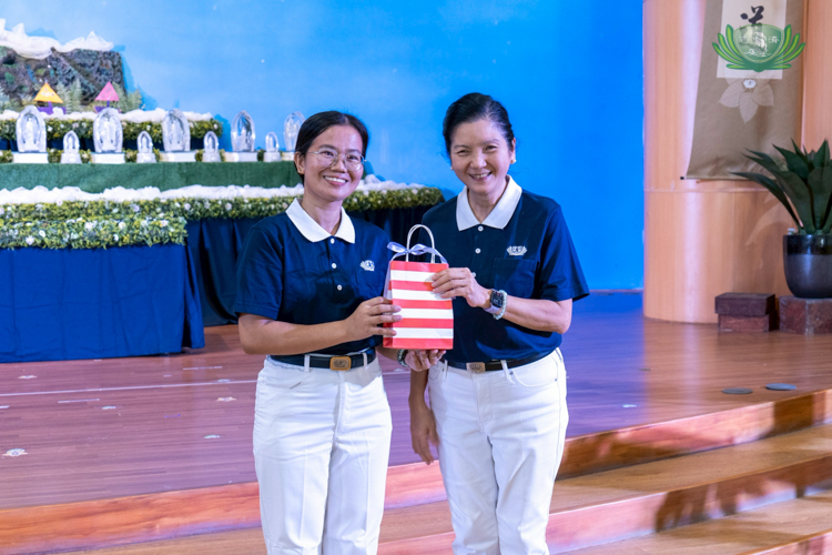 Tzu Chi volunteer Lineth Brondial (left) receives a token of appreciation from Tzu Chi Education Committee Head Rosa So after presenting a Humanity class on youth empowerment.