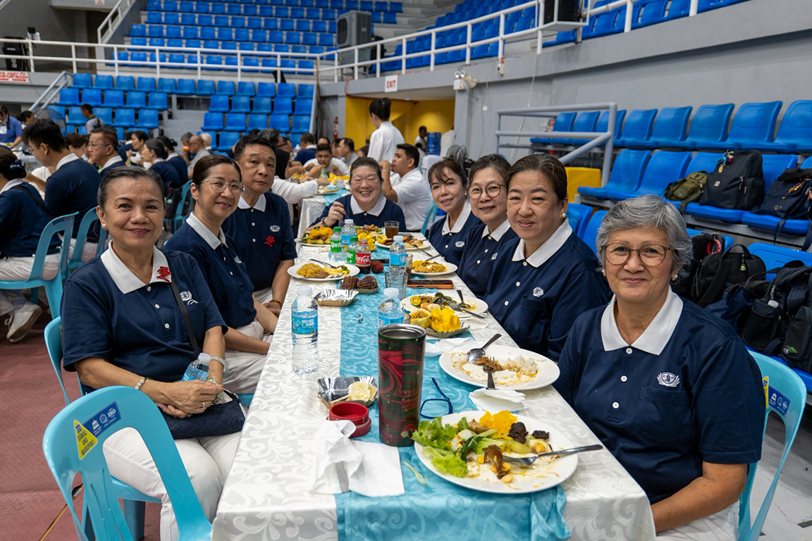 Honoring their tireless dedication to service, Tzu Chi volunteers take a brief pause from dinner for a group picture.