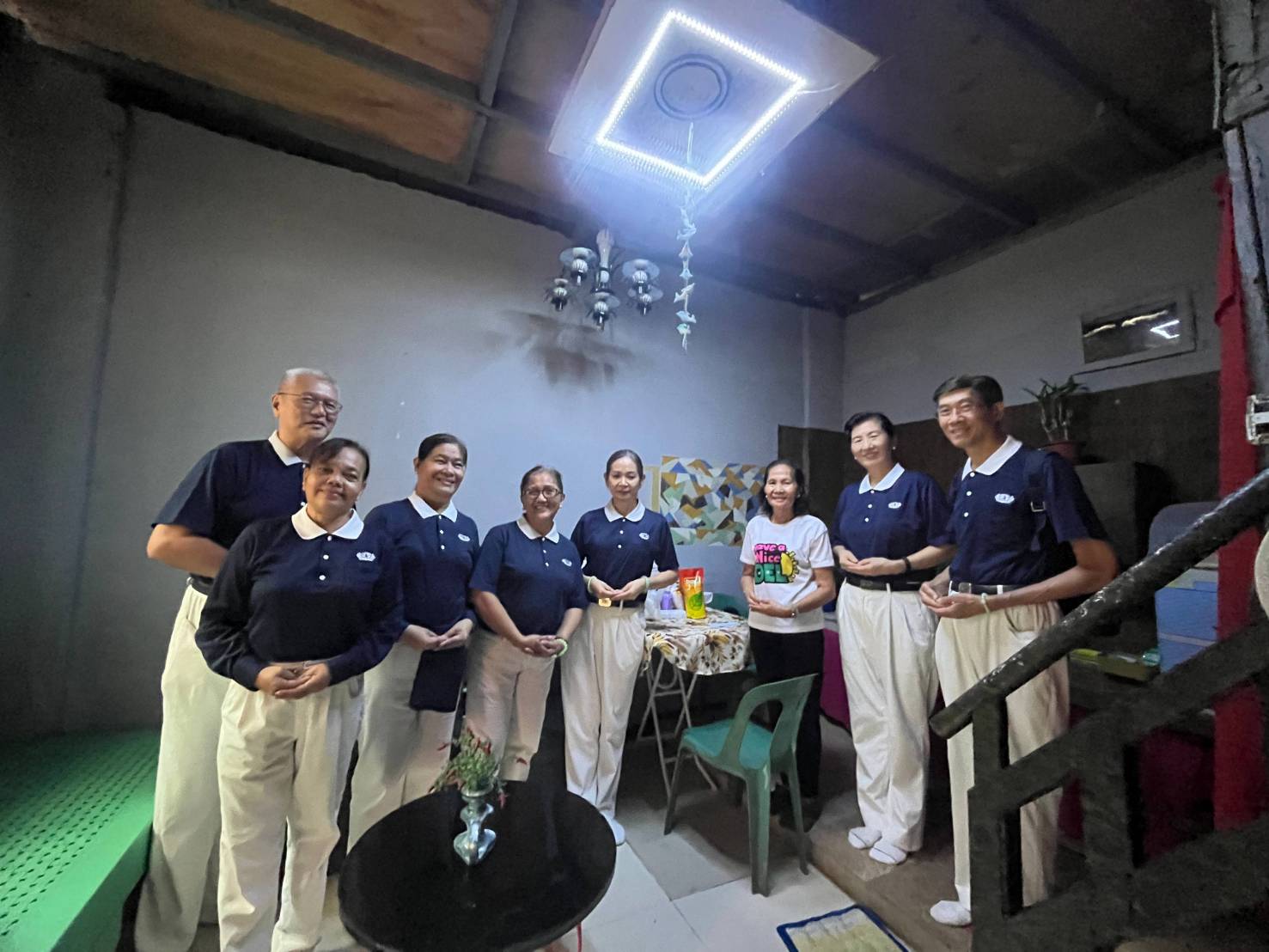 Nariza Gelarzo (third from right) welcomed Tzu Chi volunteers into her home. In addition to basic provisions, the Marikina volunteer accepted P5,000 cash assistance. 