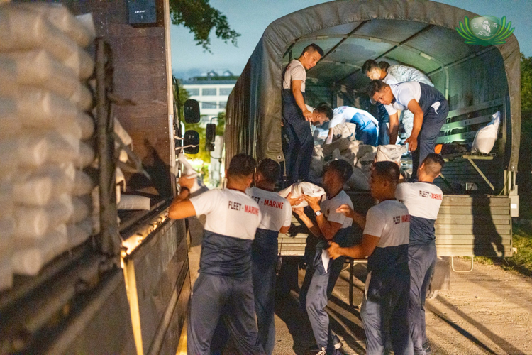 Early in the morning of August 9, members of the Philippine Navy helped Tzu Chi Philippines in loading and transporting relief goods to Brgy. San Miguel, Hagonoy, Bulacan.