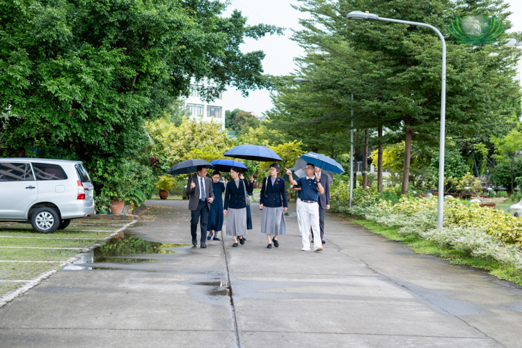Tzu Chi volunteer Wilson Hung (first from right) leads delegates from Hualien Tzu Chi Hospital and Dalin Tzu Chi Hospital in a September 20 tour around the Buddhist Tzu Chi Campus in Sta. Mesa, Manila.