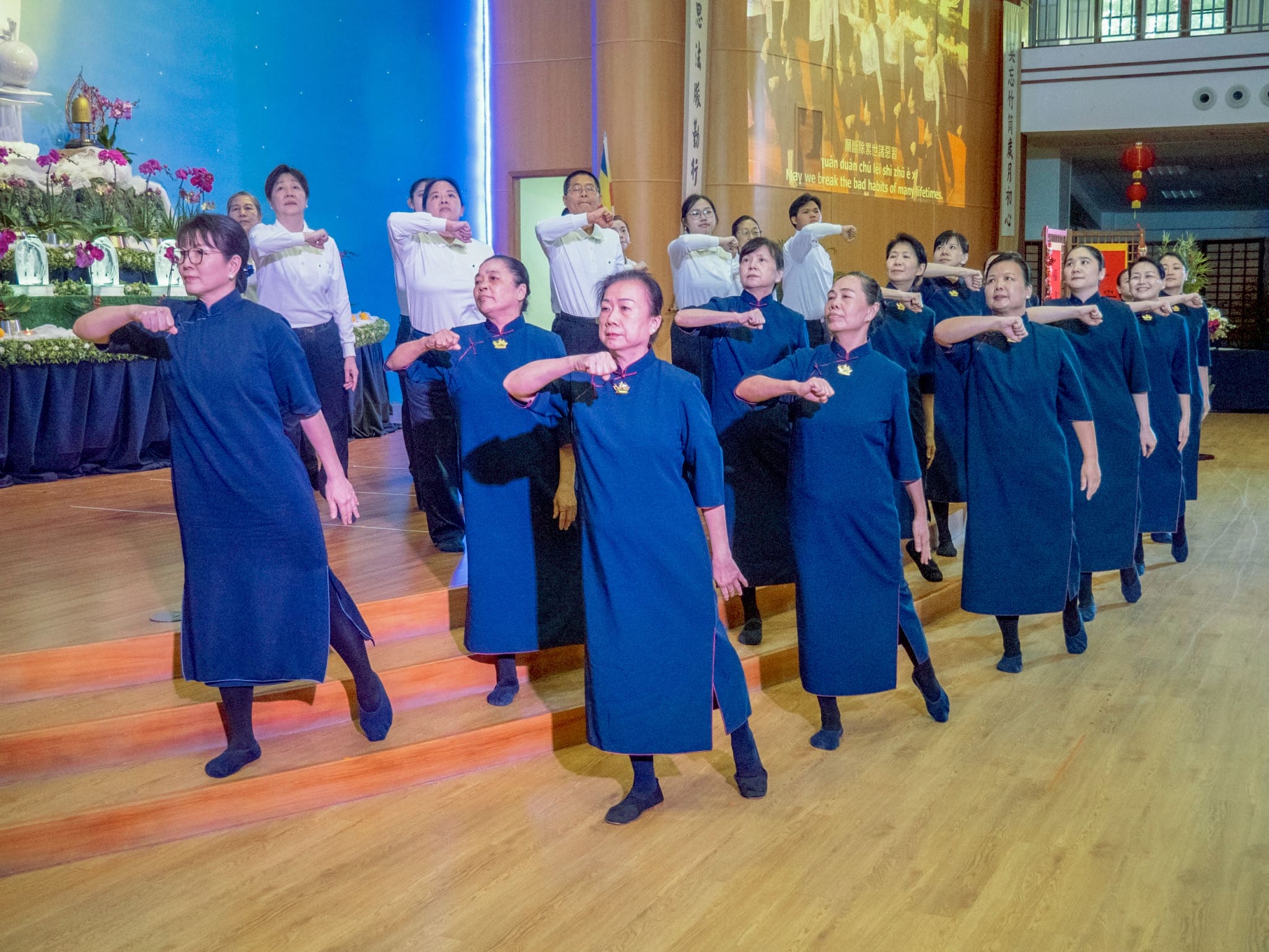 Tzu Chi commissioners sign the song “I Vow with Utmost Sincerity.” 