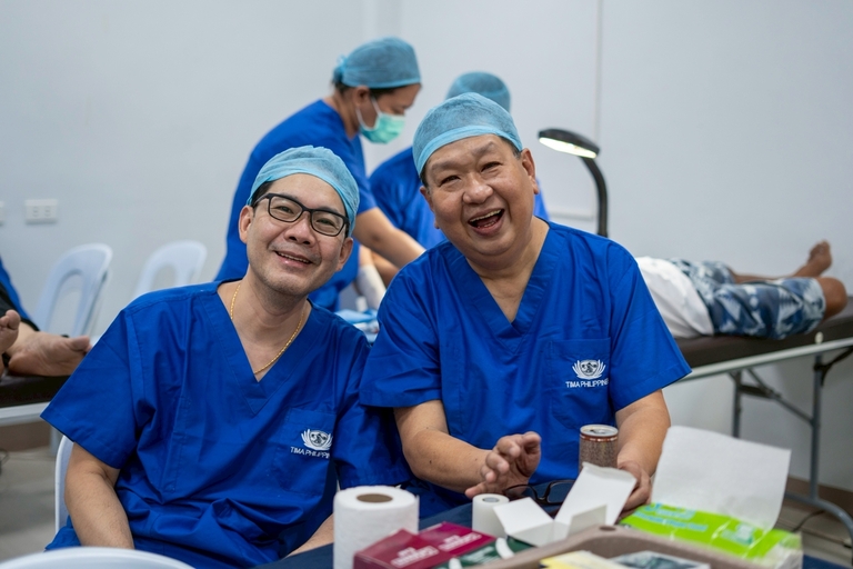 TIMA surgeons Dr. Jovanni Lo (left) and Dr. Willy Dy share a light moment between minor operations.