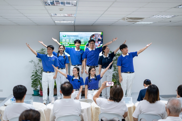 Tzu Chi Youth perform the sign language of “Sunshine, Hope, and Love.”