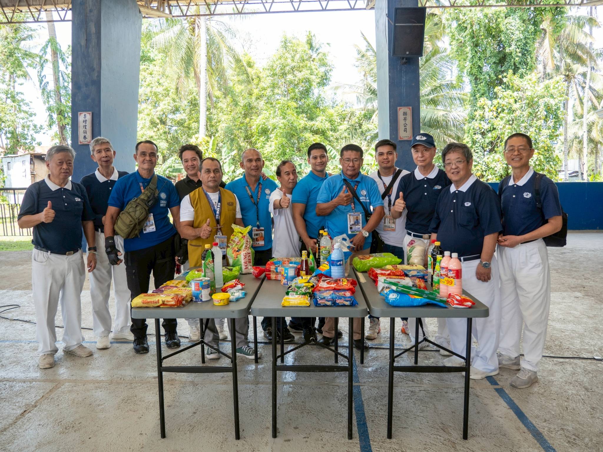 Tzu Chi volunteers gift sample grocery products to LGU personnel after the event. 