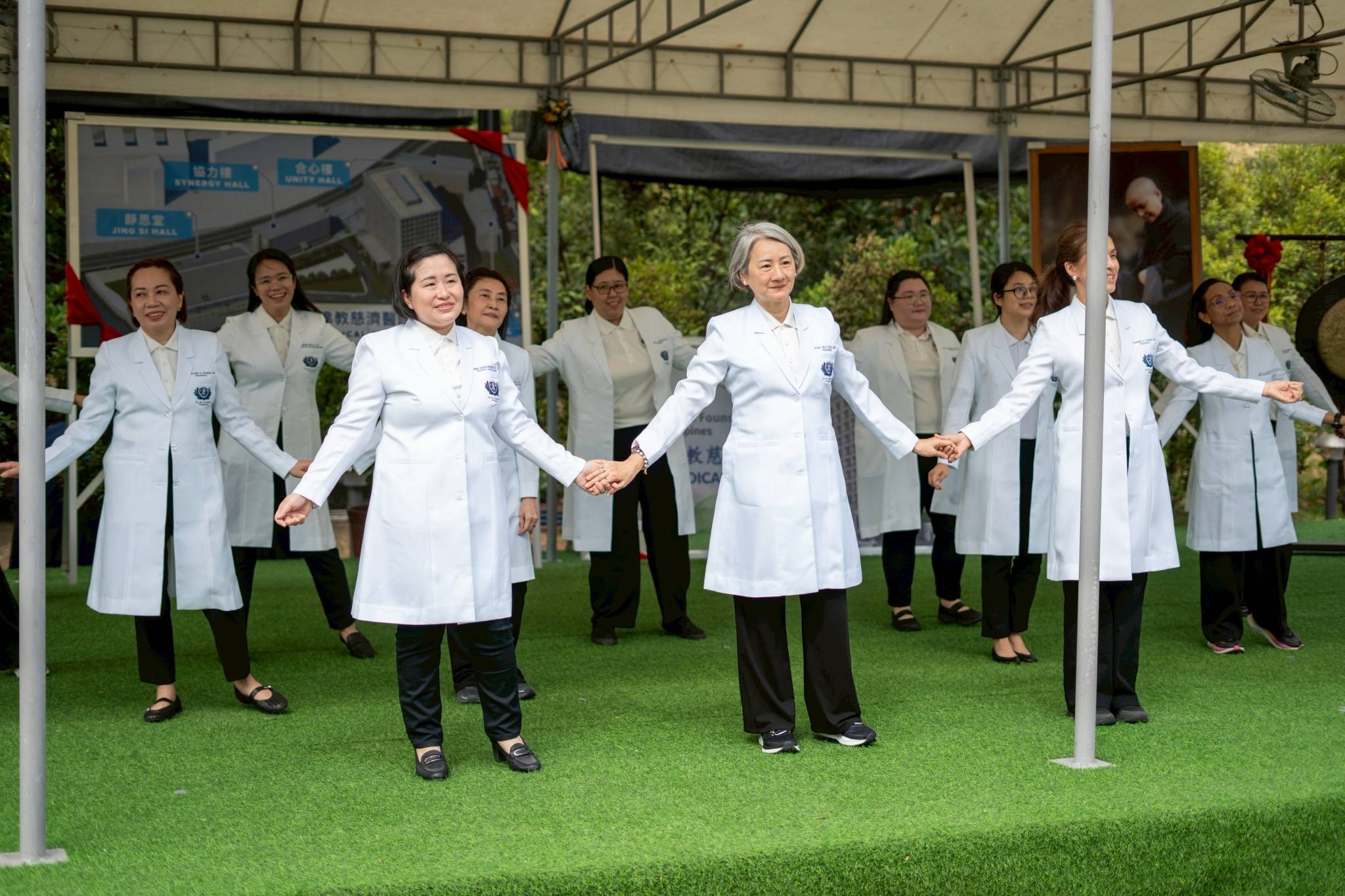 The graceful sign language performance of “Love Illuminates the World” by TIMA doctors, some of whom were part of the first medical mission in 1995, touched the audience. 