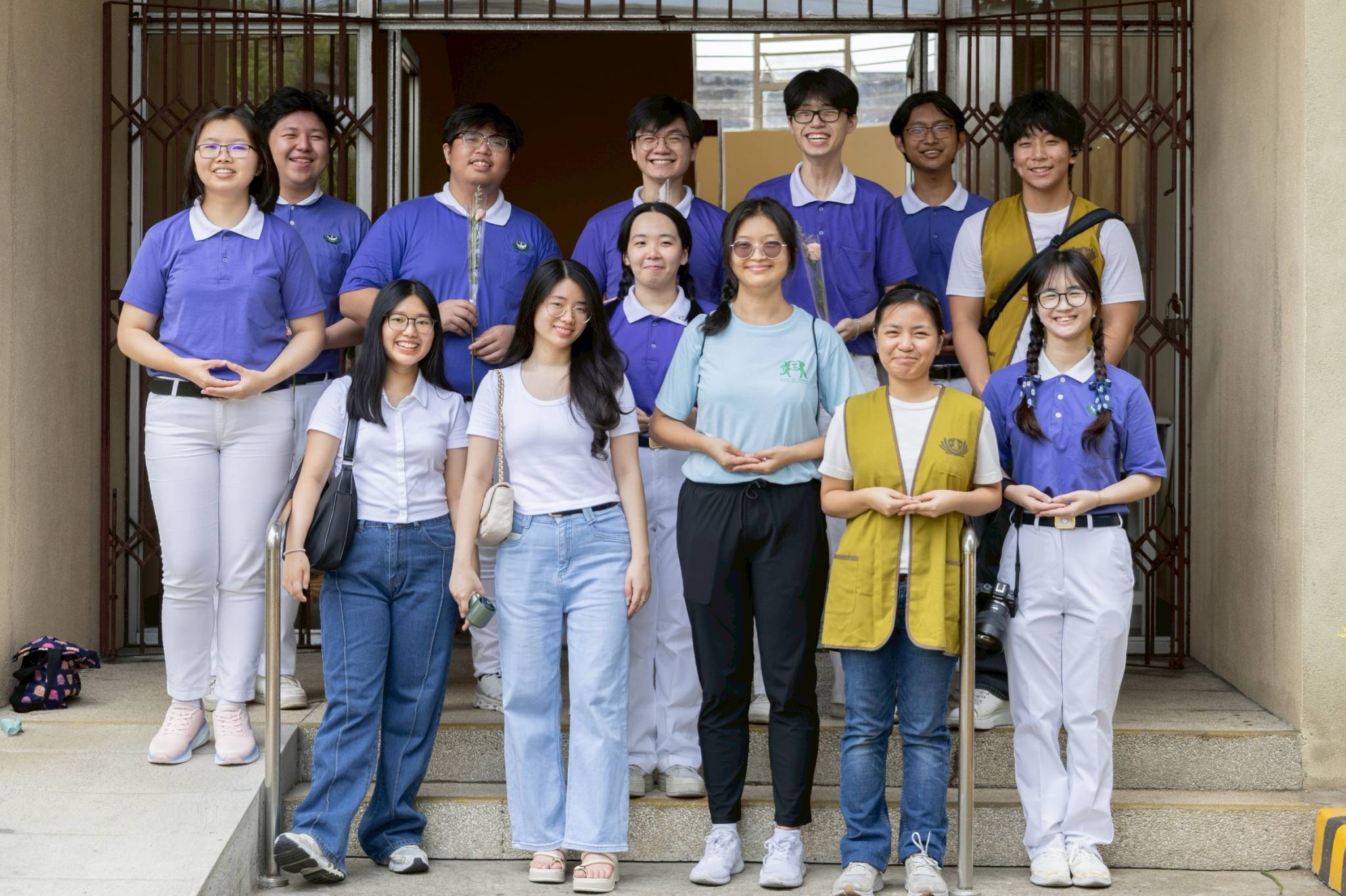 Tzu Chi Youth volunteers pose for a group photo, reflecting their initiative and sense of responsibility as they extend an active role in supporting community service efforts.