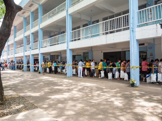 Beneficiaries line up in an orderly manner, ensuring a smooth distribution.