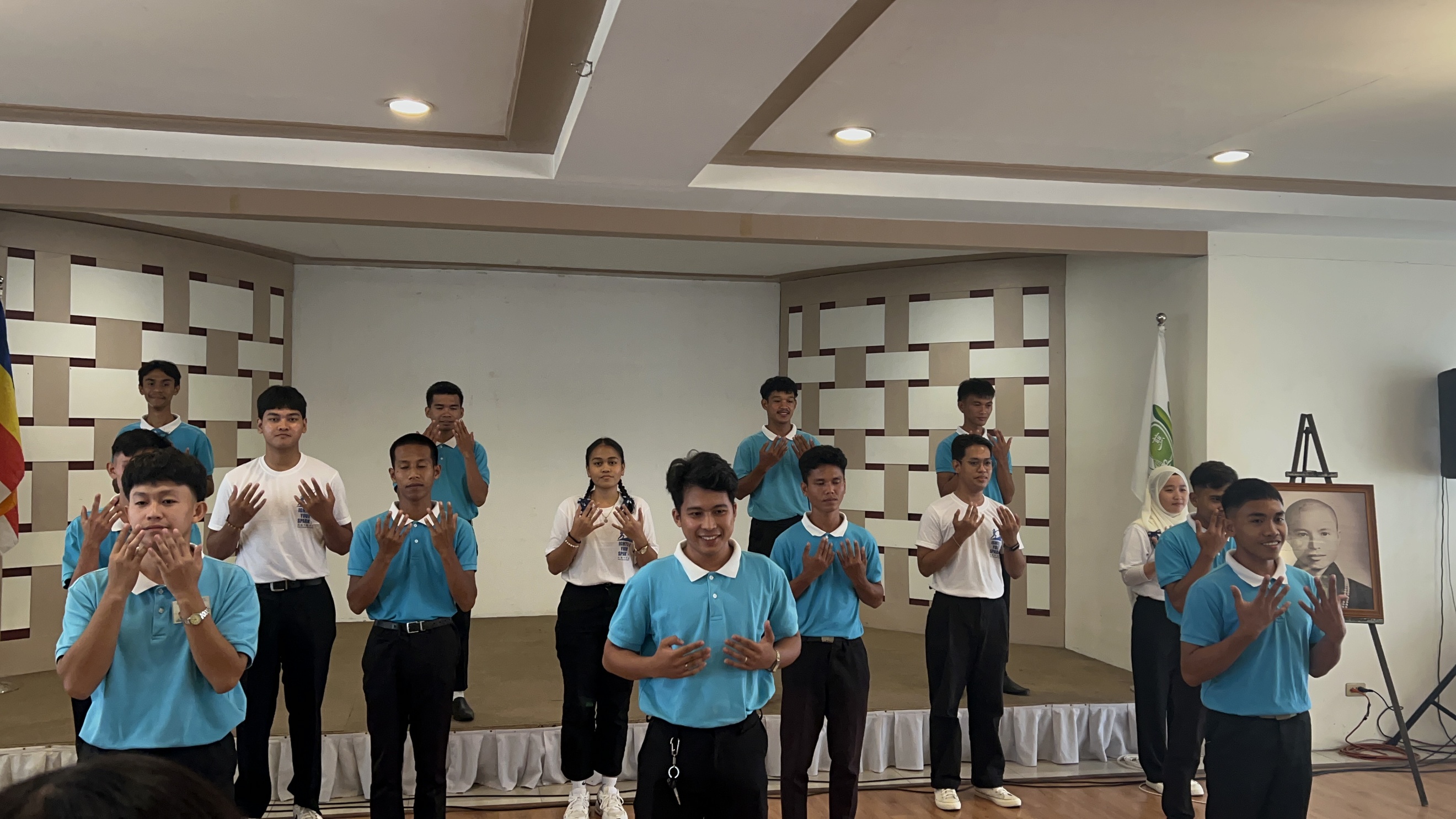 Tzu Chi scholars perform the song and sign of “One Family.” 