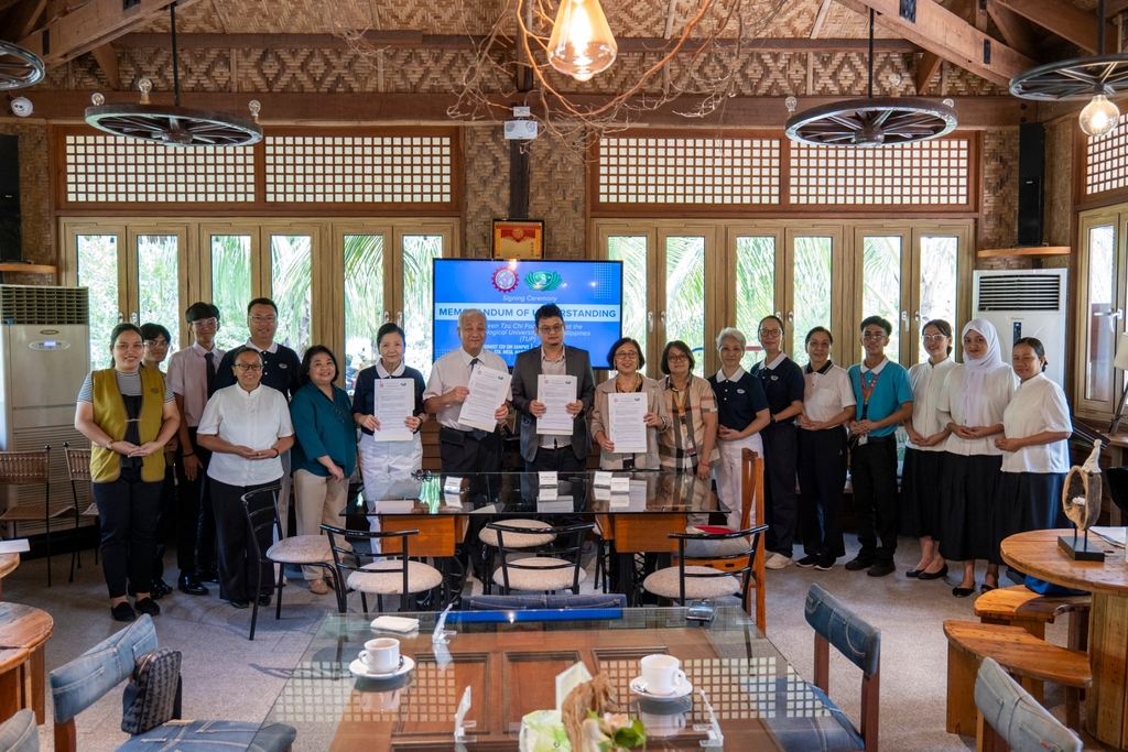 TUP officials and Tzu Chi Foundation volunteers, staff, and scholar take part in a group photo after a successful signing of a Memorandum of Understanding between the two institutions.