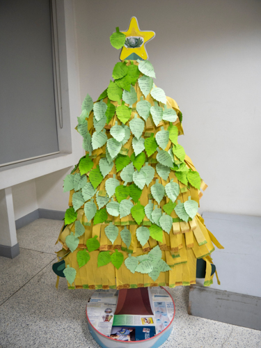 Instead of the usual trimmings, Tzu Chi TechVoc’s Christmas Tree features paper leaves with written pledges by the scholar-alumni. 