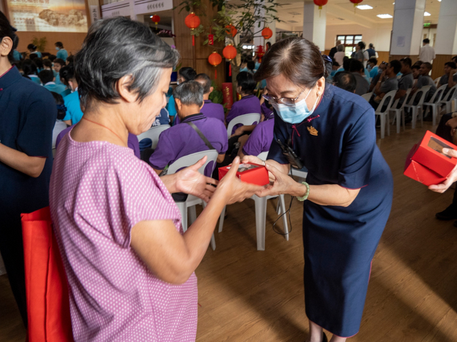 The ceremony concludes with the distribution of special tikoy, lovingly prepared by Tzu Chi staff and volunteers—a traditional Chinese New Year delicacy that symbolizes prosperity and sweet relationships in the year ahead.