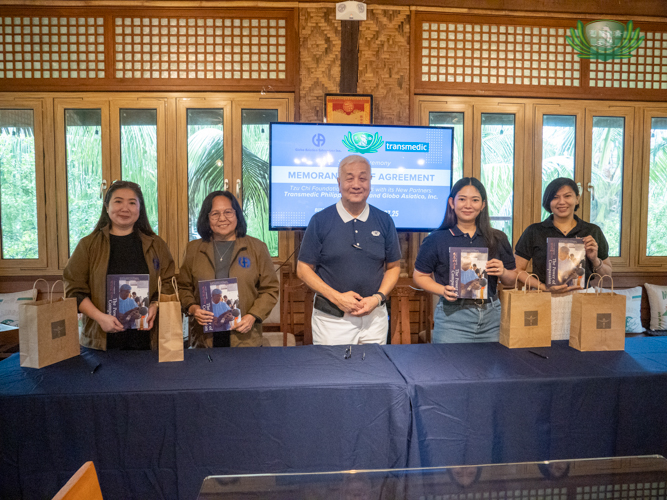 As a token of appreciation, guests from Globo Asiatico and Transmedic Philippines received gifts from Tzu Chi Philippines CEO Henry Yuñez: the book “The Power of Compassion,” detailing the foundation’s humanitarian work in the last 30 years.
