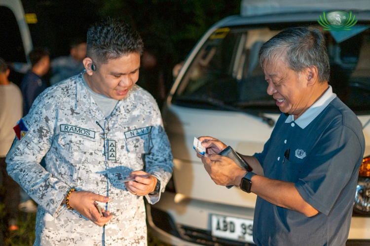 Lieutenant Mark Louwie Ramos, commanding officer of the Civil Affairs Unit, did not hesitate to help Tzu Chi help others. “It is always an honor to stand alongside you in service to our fellow Filipinos,” he says.