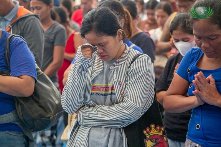 A group prayer led by Tzu Chi volunteers brings this beneficiary to tears.