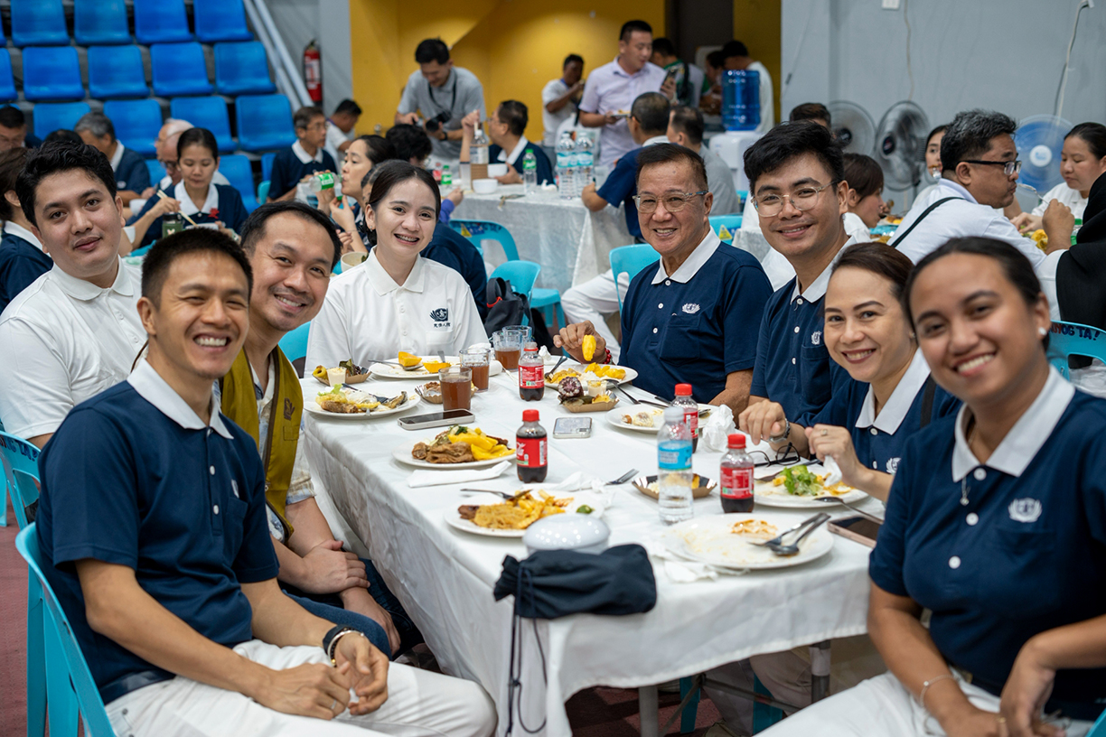 Honoring their tireless dedication to service, Tzu Chi volunteers along with TIMA doctors take a brief pause from dinner for a group picture.
