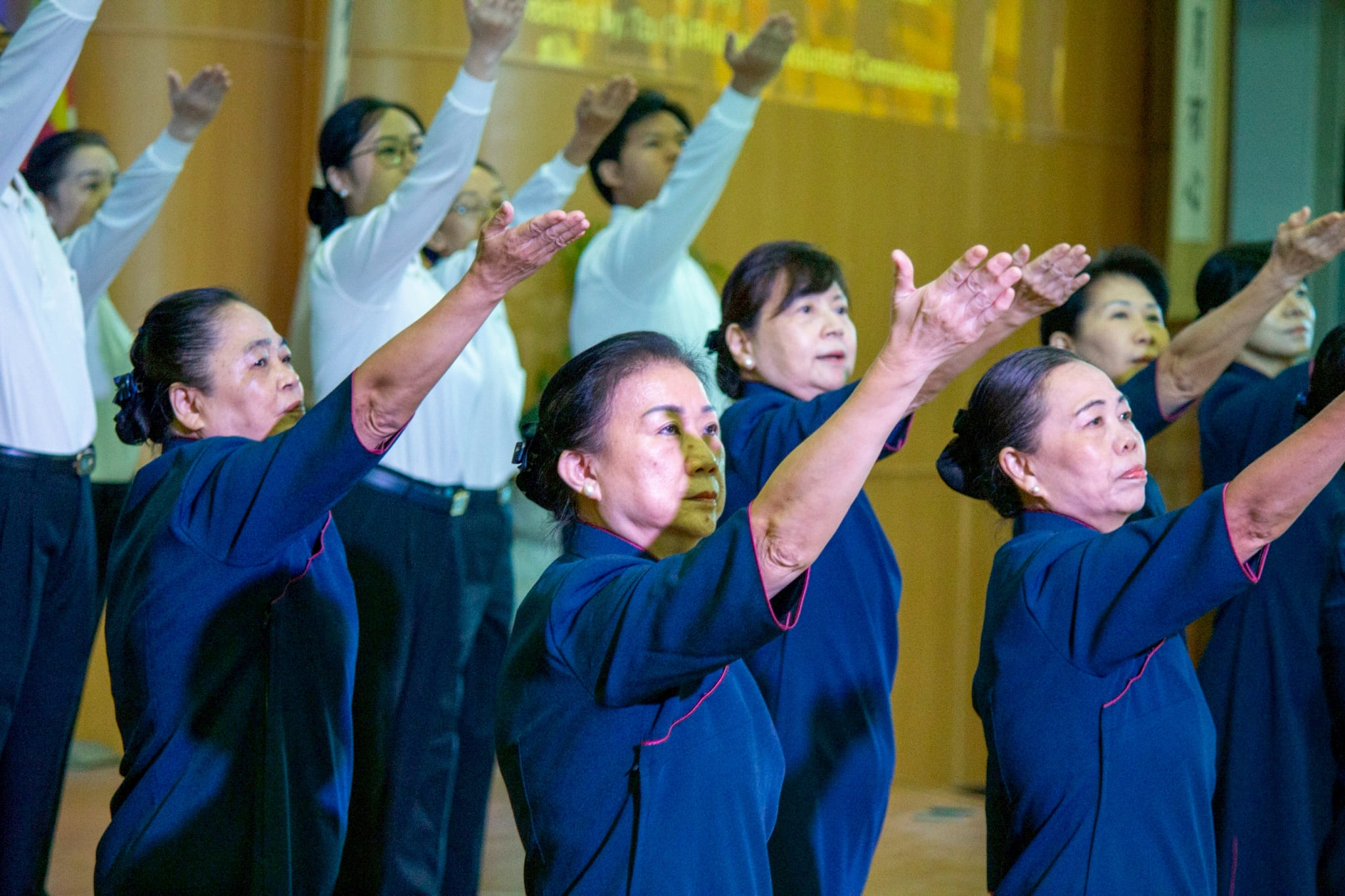 Tzu Chi commissioners sign the song “I Vow with Utmost Sincerity.”