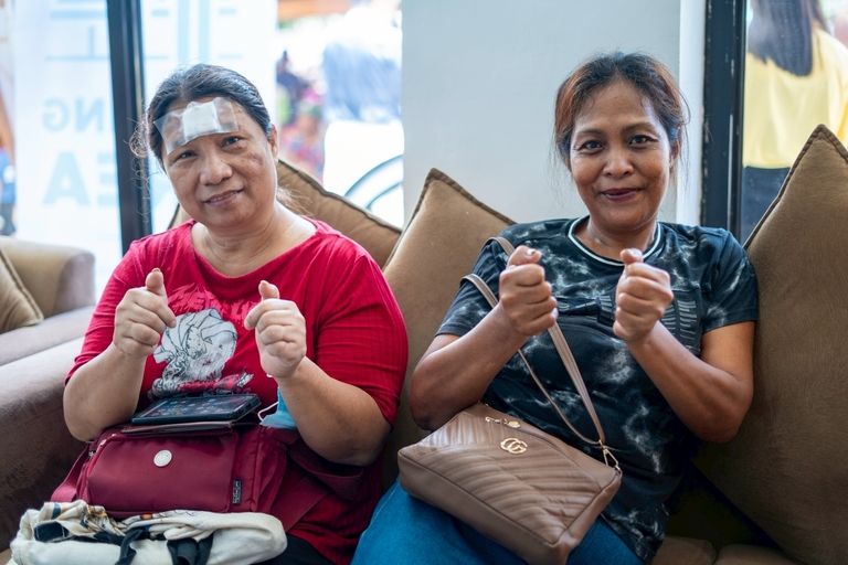 Patients say "thank you" the Tzu Chi way, with their thumbs bowing in gratitude.