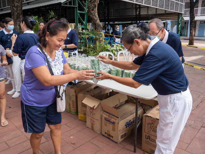 A beneficiary gets a coin bank from Tzu Chi.