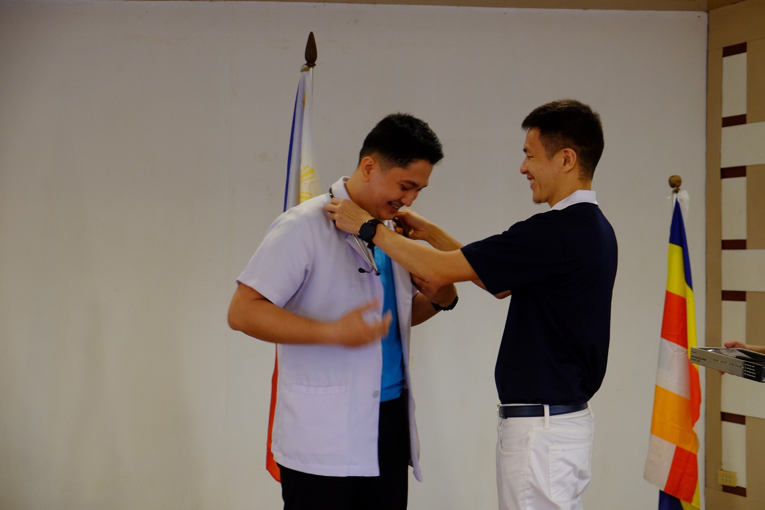 During the recognition of scholars in Tzu Chi Zamboanga, Edil-Joshua Ganas (left) was gifted with a stethoscope after passing his clerkship. Tzu Chi Zamboanga Vice OIC Harvey Yap (right) presented him with the stethoscope, recognizing his effort as a medical student.