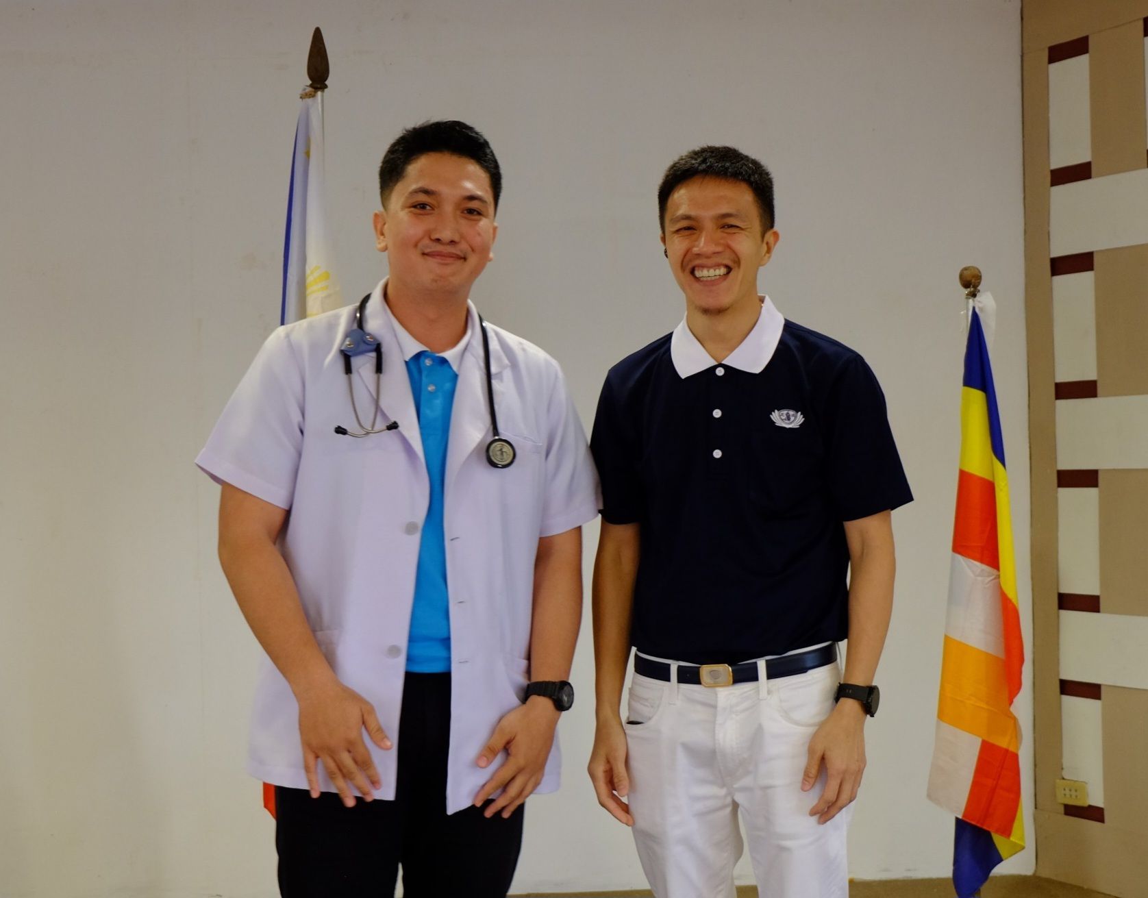 During the recognition of scholars in Tzu Chi Zamboanga, Edil-Joshua Ganas (left) was gifted with a stethoscope after passing his clerkship. Tzu Chi Zamboanga Vice OIC Harvey Yap (right) presented him with the stethoscope, recognizing his effort as a medical student.