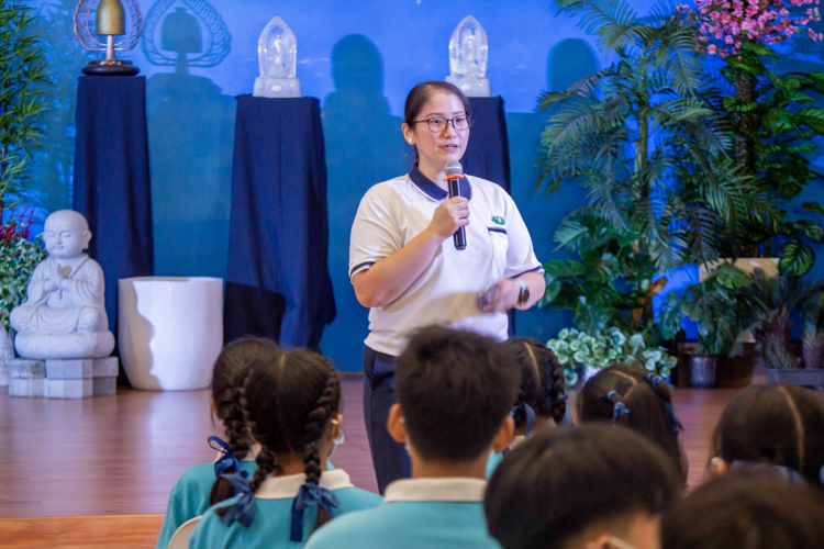 Tzu Chi Great Love Preschool Philippines School Directress Jane Sy engages Tzu Chi scholars to take part in the Kindness Challenge, an ongoing global initiative to integrate acts of kindness and compassion in everyday life. 【Photo by Marella Saldonido】