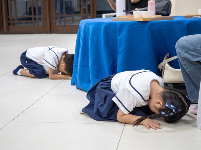 Tzu Chi Great Love Preschool students offered a sincere bow to their parents. 