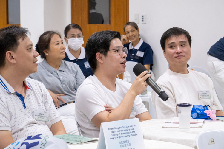 Camp participant Ivan Tsoi (with mic) found a profound meaning in simple actions during Tzu Chi’s New Volunteers Camp. “These small things actually make a big difference.”