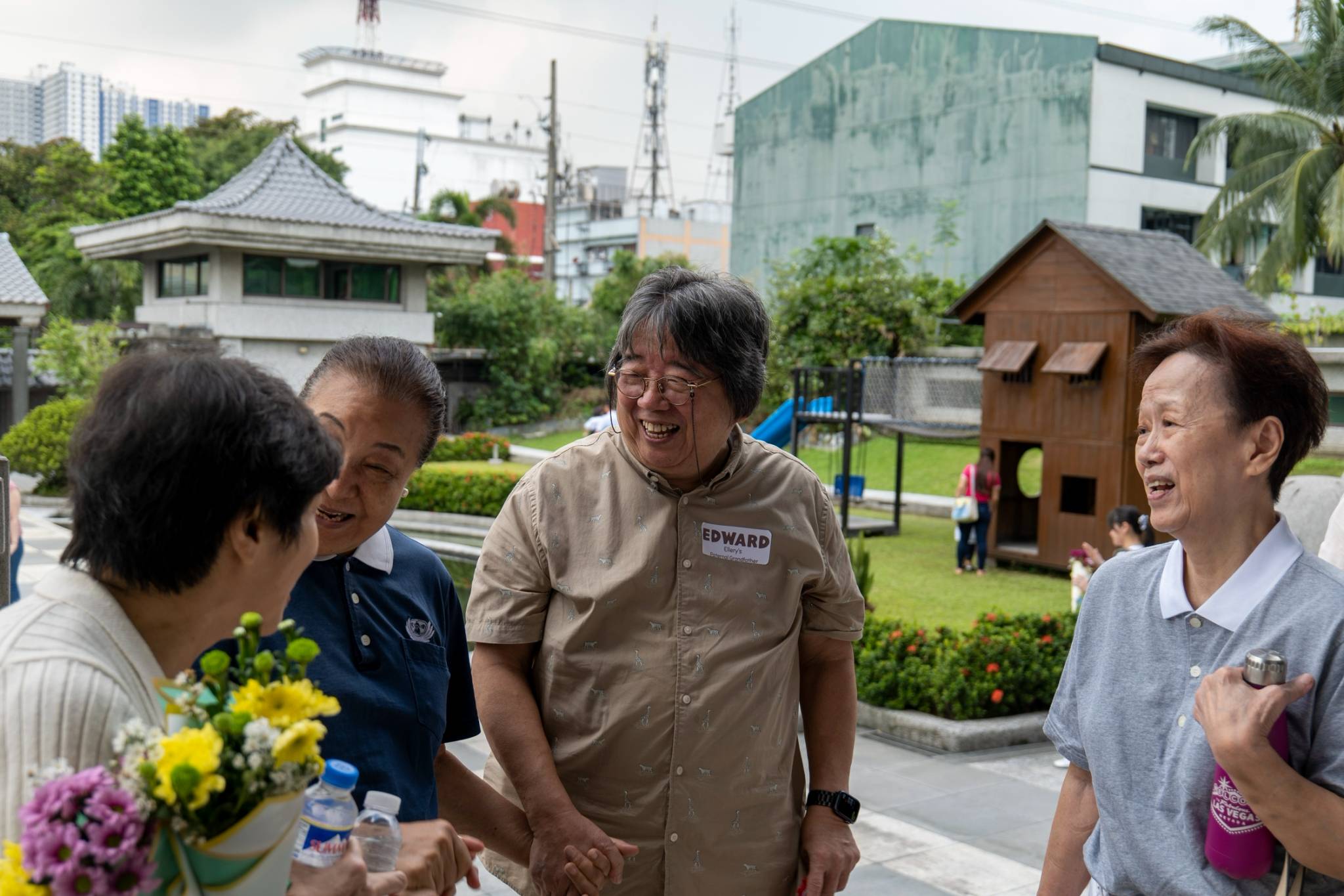 Edward TK Choi (center) warmly reconnected with Tzu Chi volunteers during the event, sharing fond memories of his 20-year journey building schools with the foundation. 