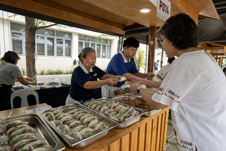 The food booths at the plaza were bustling with customers. Vegetarian cuapao was among the fast-selling fare. 