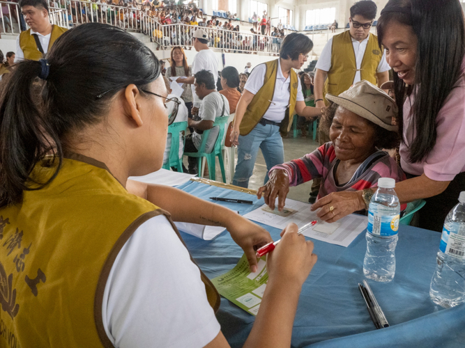 Beneficiaries are happy to receive their relief distribution stubs in Sta. Ana, Cagayan. 