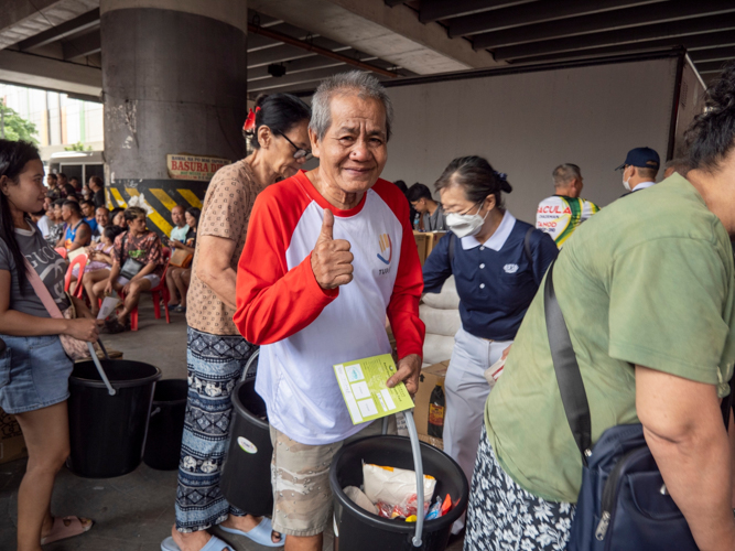 Despite dealing with the excruciating effect of fire, Ramon Daanoy Jr. still smiles after he receives relief from Tzu Chi. “This relief is incredibly helpful for us fire survivors, especially for someone like me who is still homeless and left with nothing,” he said.