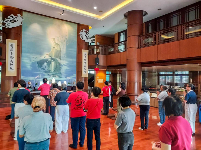 The Lunar New Year celebration of Tzu Chi Philippines extended to Jing Si Hall in Agno, Quezon City, as volunteers welcomed guests on January 29 for prayers and blessings.